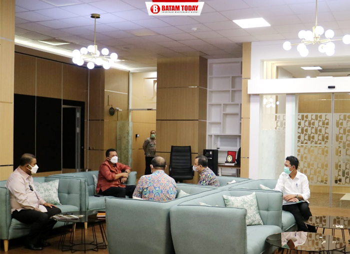 Gubernur Kepri, H. Ansar Ahmad saat berdialog tentang rencana pembangunan jembatan Batam-Bintan